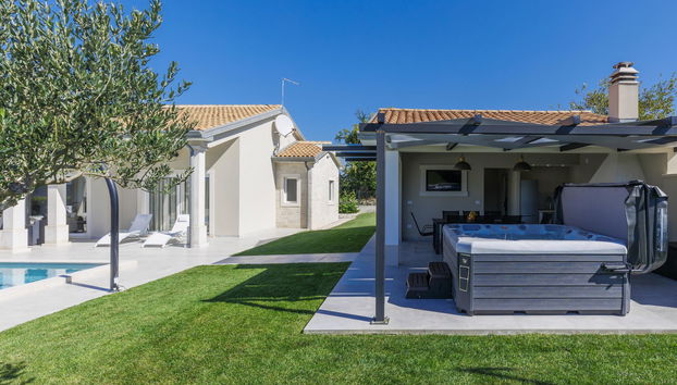 4 bedroom House in Brtonigla with private pool and garden - Photo 2