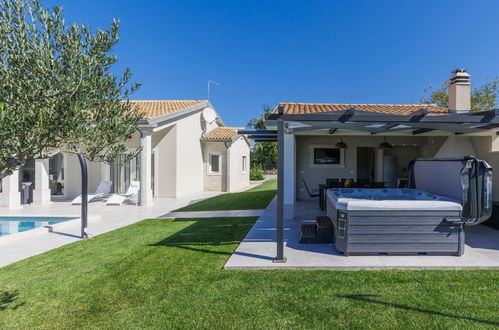 Photo 2 - Maison de 3 chambres à Brtonigla avec piscine privée et jardin