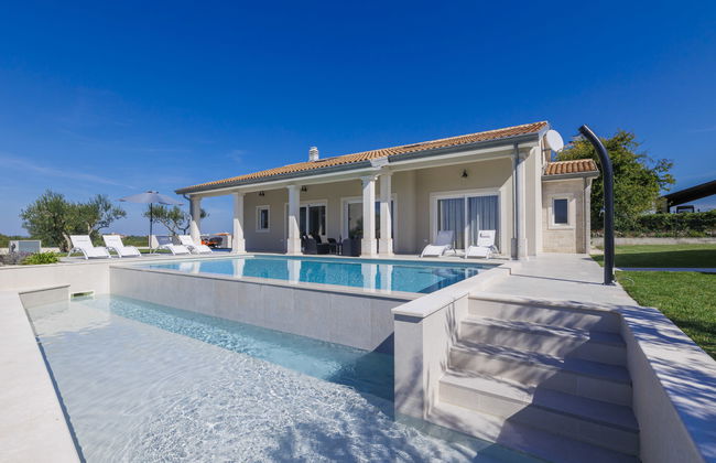 Casa de 4 quartos em Brtonigla com piscina privada e jardim - Foto 1