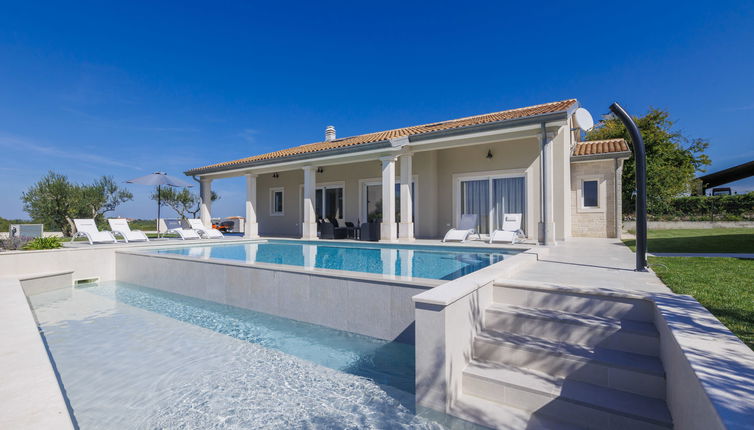 Photo 1 - Maison de 3 chambres à Brtonigla avec piscine privée et vues à la mer