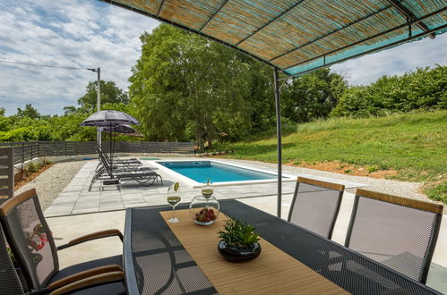 Photo 1 - Maison de 2 chambres à Pićan avec piscine privée et jardin