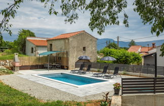 Photo 2 - Maison de 2 chambres à Pićan avec piscine privée et jardin