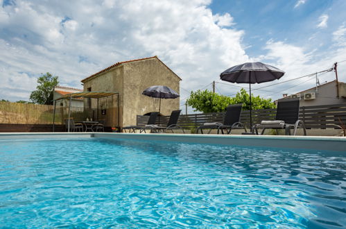 Foto 35 - Casa de 2 quartos em Pićan com piscina privada e terraço