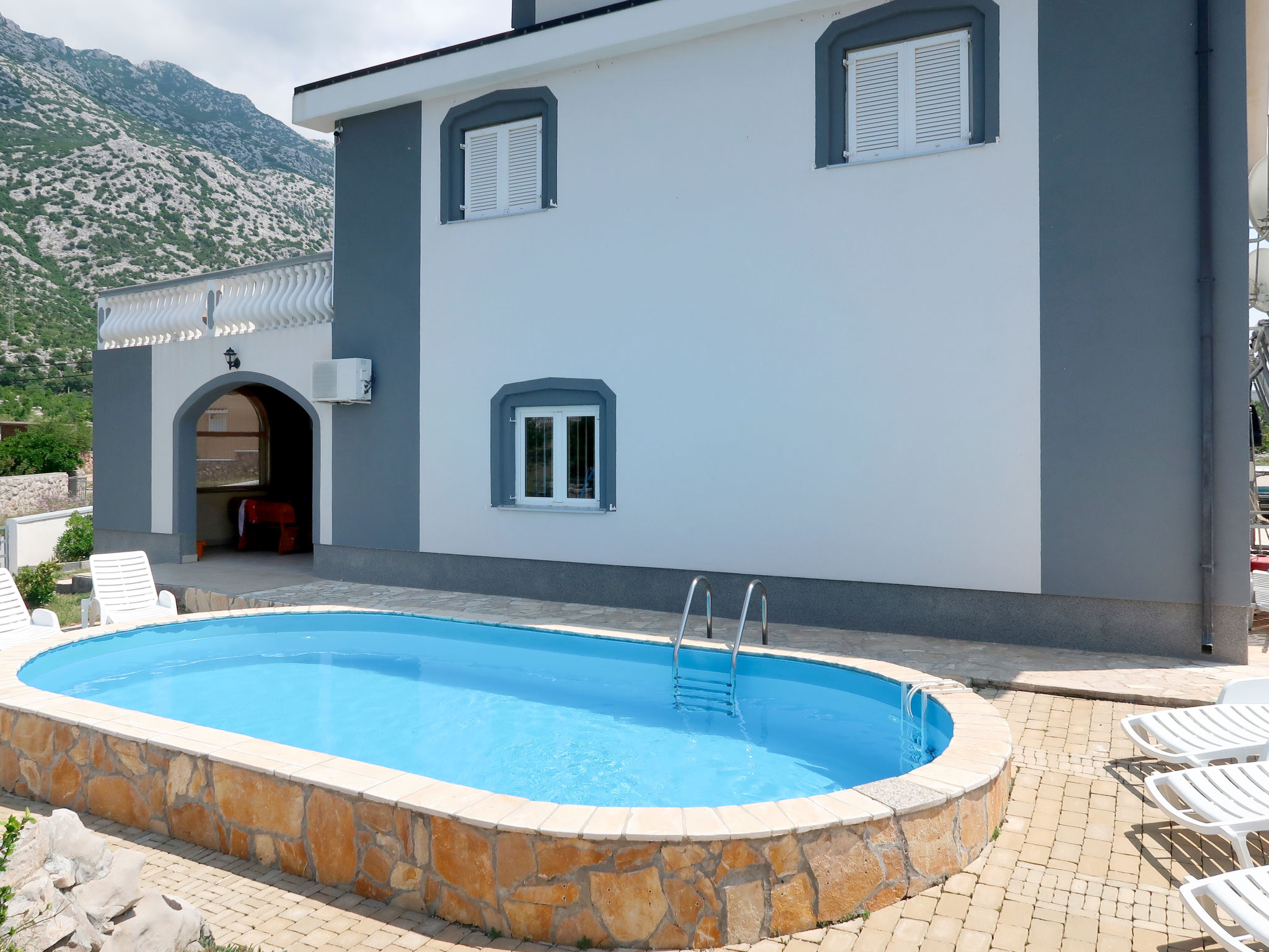 Foto 9 - Appartamento con 4 camere da letto a Karlobag con piscina e vista mare