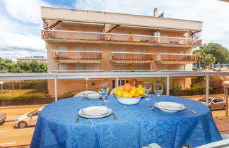 Photo 2 - 2 bedroom Apartment in Salou with swimming pool and garden