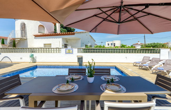 5 bedroom House in Castelló d'Empúries with private pool and garden - Photo 38