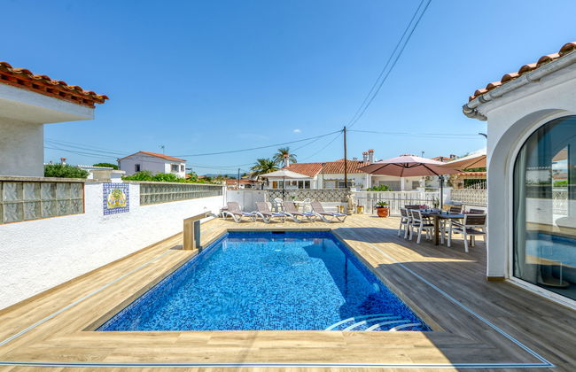 5 bedroom House in Castelló d'Empúries with private pool and garden - Photo 33