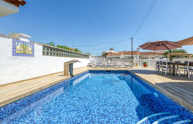 5 bedroom House in Castelló d'Empúries with private pool and garden - Photo 2