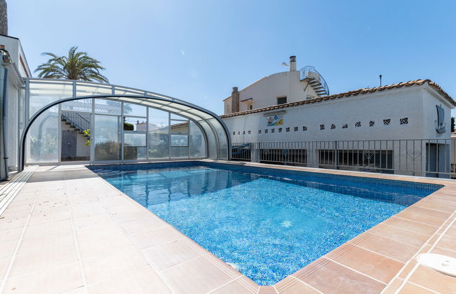 3 bedroom Apartment in Castelló d'Empúries with swimming pool and garden - Photo 28