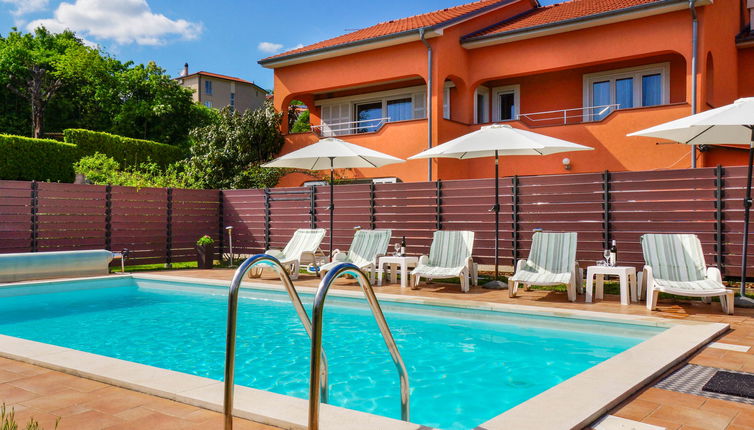 Photo 1 - Maison de 3 chambres à Kastav avec piscine privée et jardin