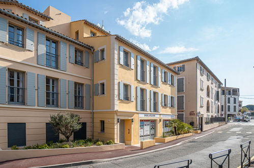 Foto 17 - Appartamento con 2 camere da letto a Saint-Tropez con vista mare