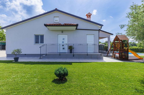 Foto 31 - Casa con 3 camere da letto a Žminj con piscina privata e giardino