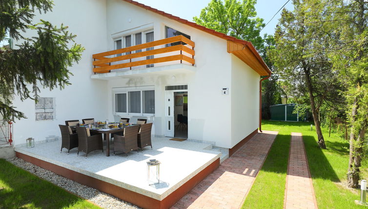 Photo 1 - Maison de 2 chambres à Balatonőszöd avec jardin et vues sur la montagne