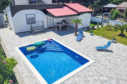 Photo 7 - Maison de 2 chambres à Privlaka avec piscine privée et terrasse