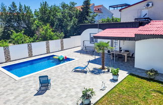 Foto 2 - Casa de 2 quartos em Privlaka com piscina privada e terraço