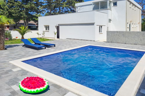 Foto 2 - Casa de 2 quartos em Privlaka com piscina privada e vistas do mar