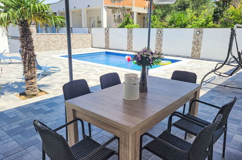 Foto 3 - Casa de 2 quartos em Privlaka com piscina privada e terraço