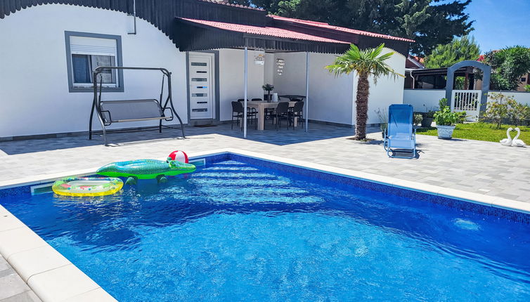 Foto 1 - Casa de 2 quartos em Privlaka com piscina privada e terraço