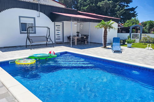 Foto 1 - Casa de 2 quartos em Privlaka com piscina privada e terraço