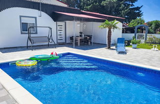 Foto 1 - Casa de 2 quartos em Privlaka com piscina privada e terraço