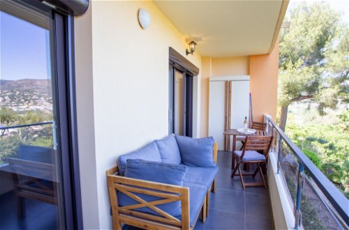 Foto 14 - Appartamento con 1 camera da letto a Bormes-les-Mimosas con piscina e vista mare