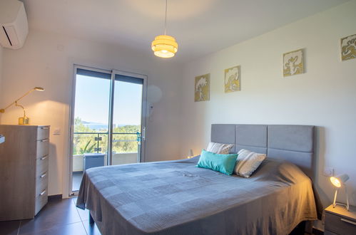 Foto 5 - Apartamento de 1 habitación en Bormes-les-Mimosas con piscina y vistas al mar