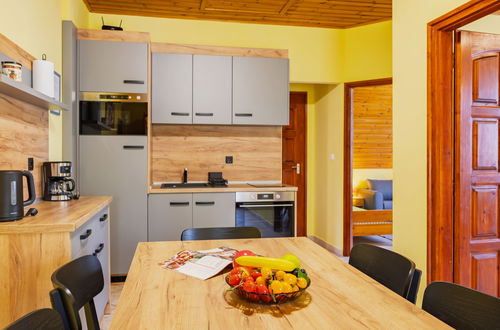 Foto 5 - Apartamento de 4 quartos em Balatonszárszó com jardim e terraço