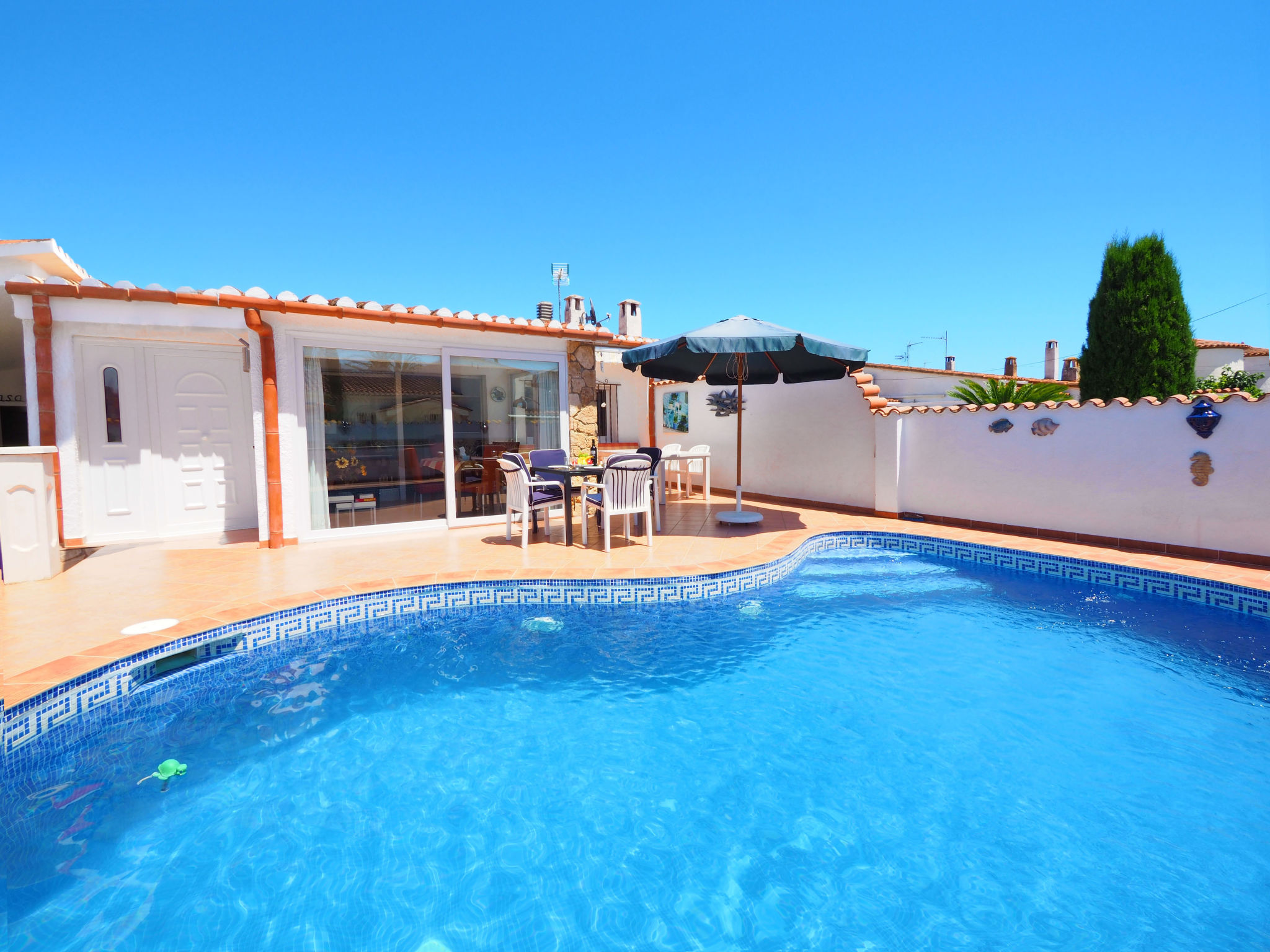 Foto 19 - Casa de 2 habitaciones en Castelló d'Empúries con piscina privada y vistas al mar