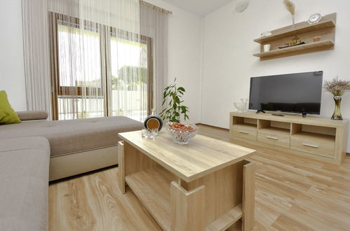 Foto 5 - Casa con 2 camere da letto a Novigrad con terrazza