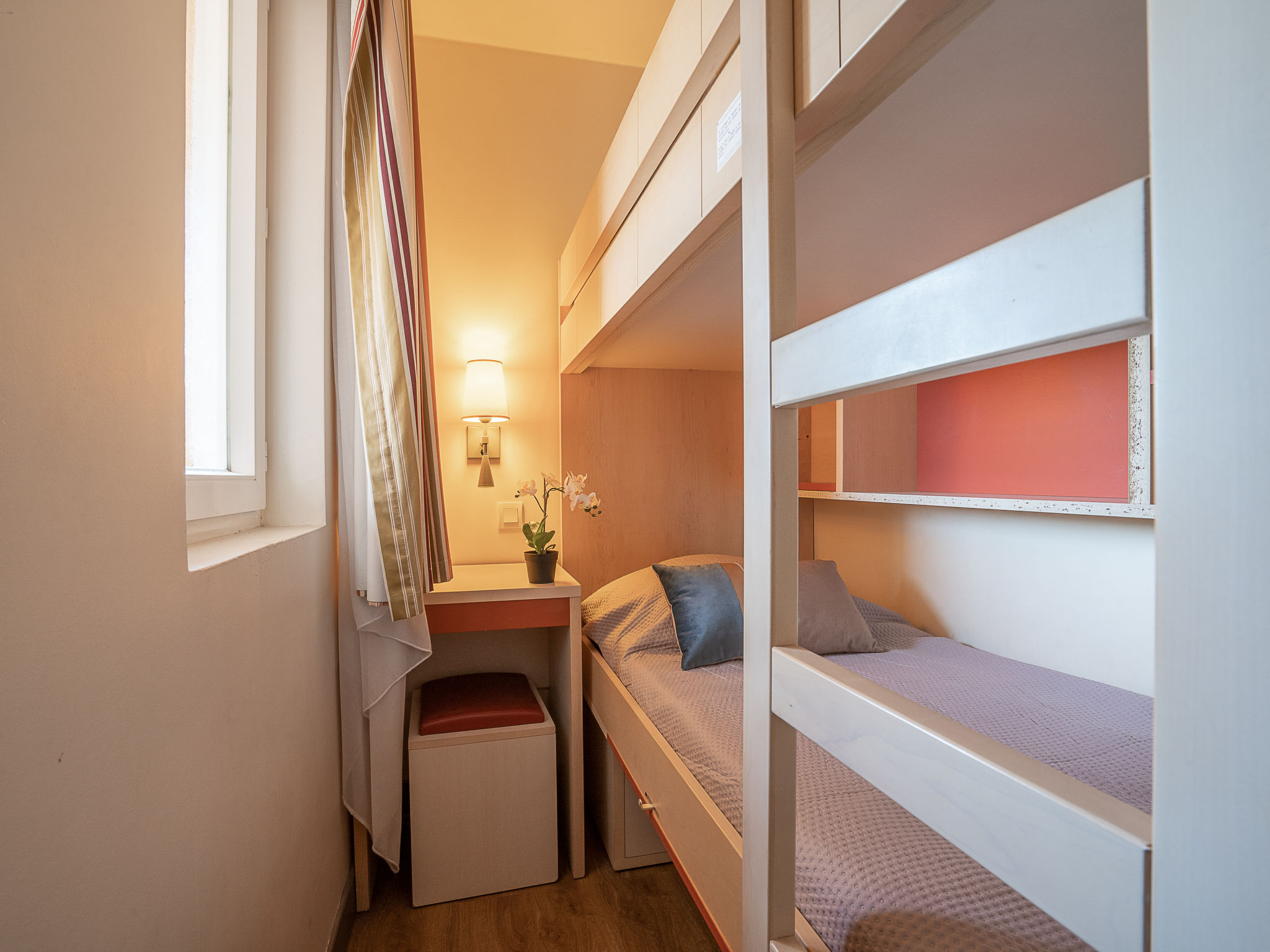 Foto 5 - Appartamento con 1 camera da letto a Saint-Raphaël con piscina e vista mare