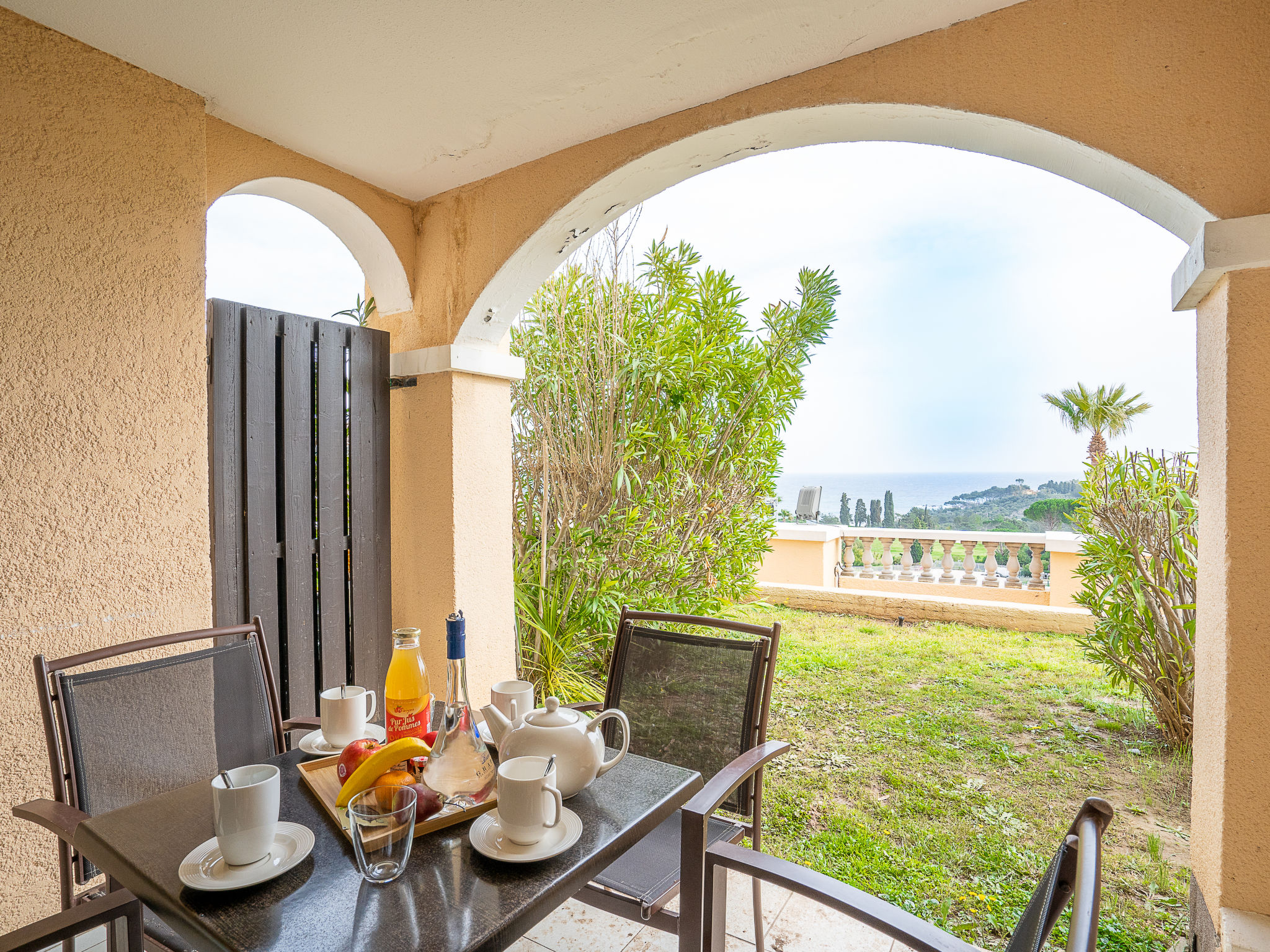 Foto 1 - Appartamento con 1 camera da letto a Saint-Raphaël con piscina e vista mare