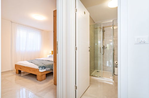 Foto 8 - Appartamento con 1 camera da letto a Novigrad con piscina e vista mare