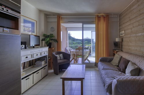 Photo 9 - 2 bedroom Apartment in Six-Fours-les-Plages with swimming pool and sea view