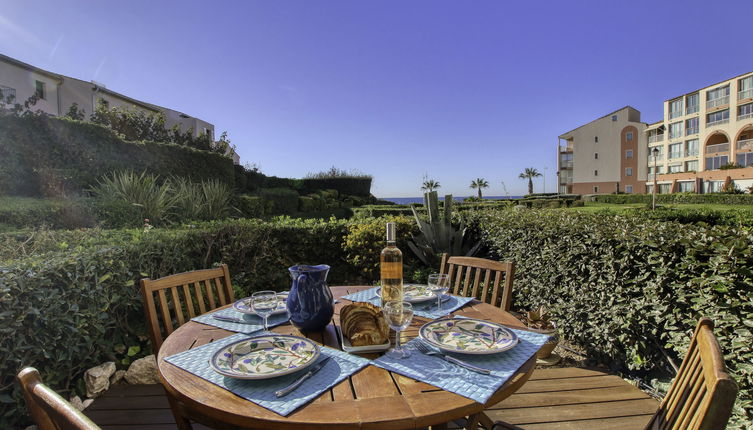 Photo 1 - 2 bedroom Apartment in Six-Fours-les-Plages with swimming pool and sea view