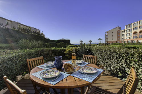 Photo 1 - 2 bedroom Apartment in Six-Fours-les-Plages with swimming pool and sea view