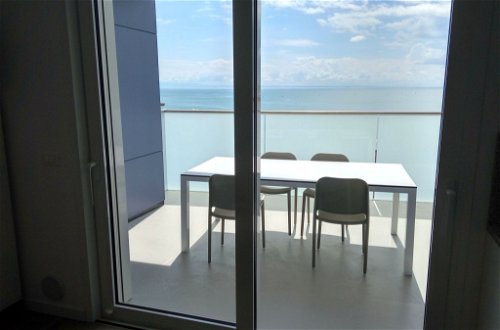Foto 20 - Appartamento con 2 camere da letto a Lignano Sabbiadoro con vista mare