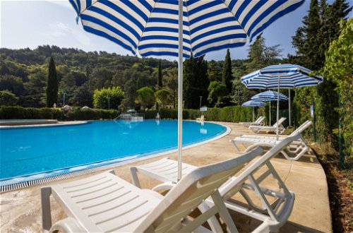 Foto 3 - Apartamento de 2 habitaciones en Piran con piscina y jardín