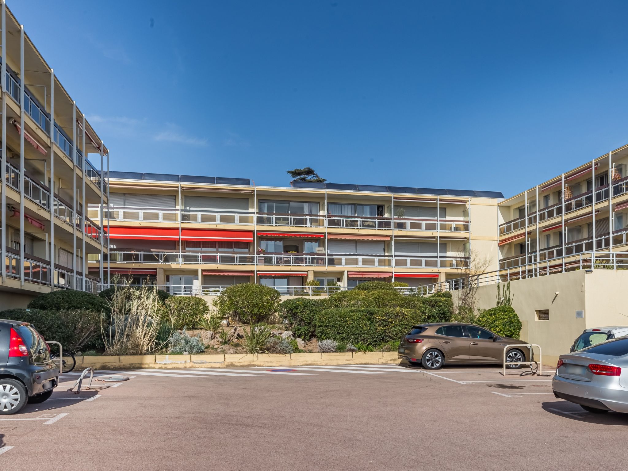 Foto 15 - Appartamento con 1 camera da letto a Sainte-Maxime con terrazza e vista mare