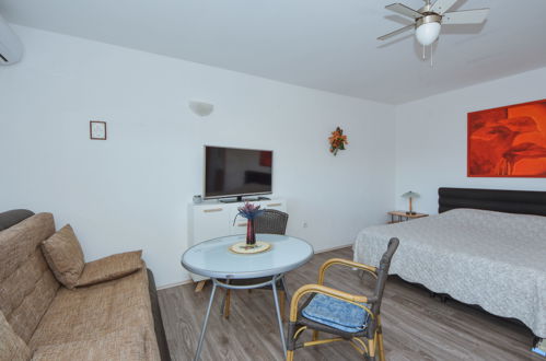 Foto 9 - Appartamento con 1 camera da letto a Sveti Filip i Jakov con terrazza e vista mare