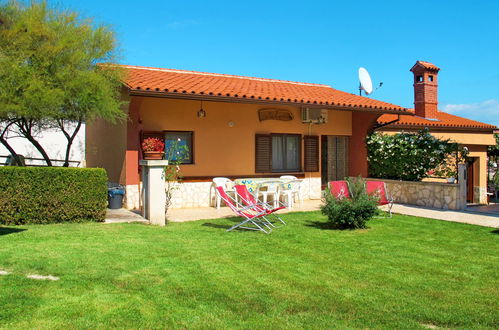 Photo 1 - Maison de 2 chambres à Marčana avec jardin et terrasse