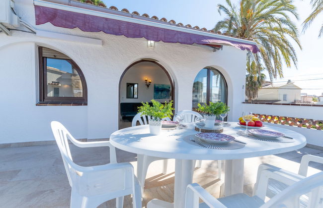 3 bedroom Apartment in Castelló d'Empúries with swimming pool and garden - Photo 25