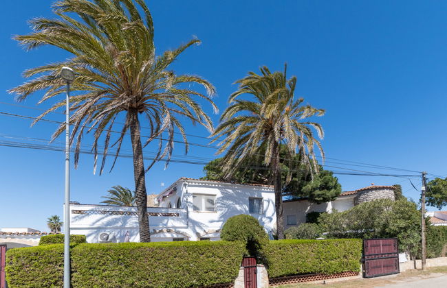 3 bedroom Apartment in Castelló d'Empúries with swimming pool and garden - Photo 32