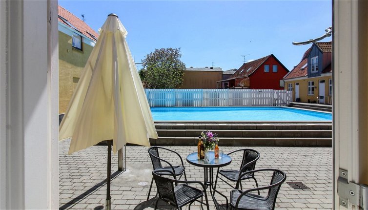 Foto 1 - Apartamento de 2 habitaciones en Gudhjem con piscina