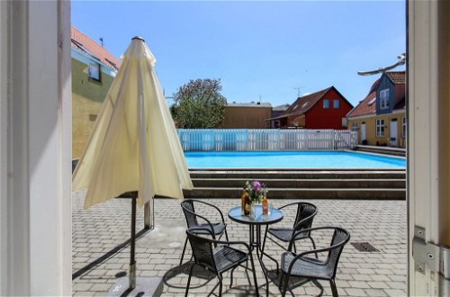 Foto 1 - Appartamento con 2 camere da letto a Gudhjem con piscina