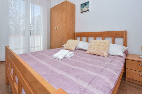 Foto 8 - Appartamento con 2 camere da letto a Jasenice con giardino e vista mare