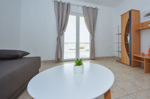Photo 14 - 2 bedroom Apartment in Jasenice with garden and sea view