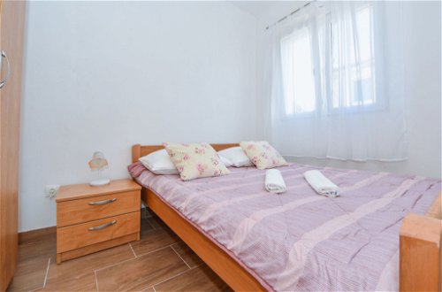 Foto 18 - Apartamento de 2 habitaciones en Jasenice con jardín y vistas al mar
