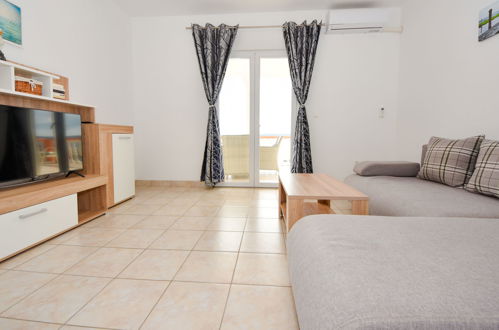 Foto 3 - Apartamento de 2 quartos em Jasenice com jardim e terraço