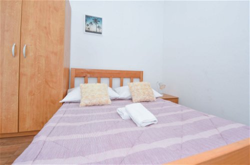 Foto 9 - Appartamento con 2 camere da letto a Jasenice con giardino e vista mare