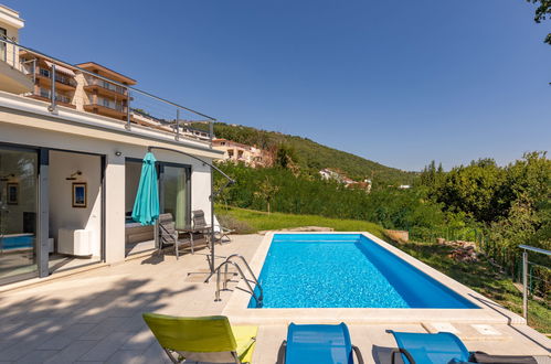 Foto 2 - Casa con 4 camere da letto a Opatija con piscina privata e vista mare